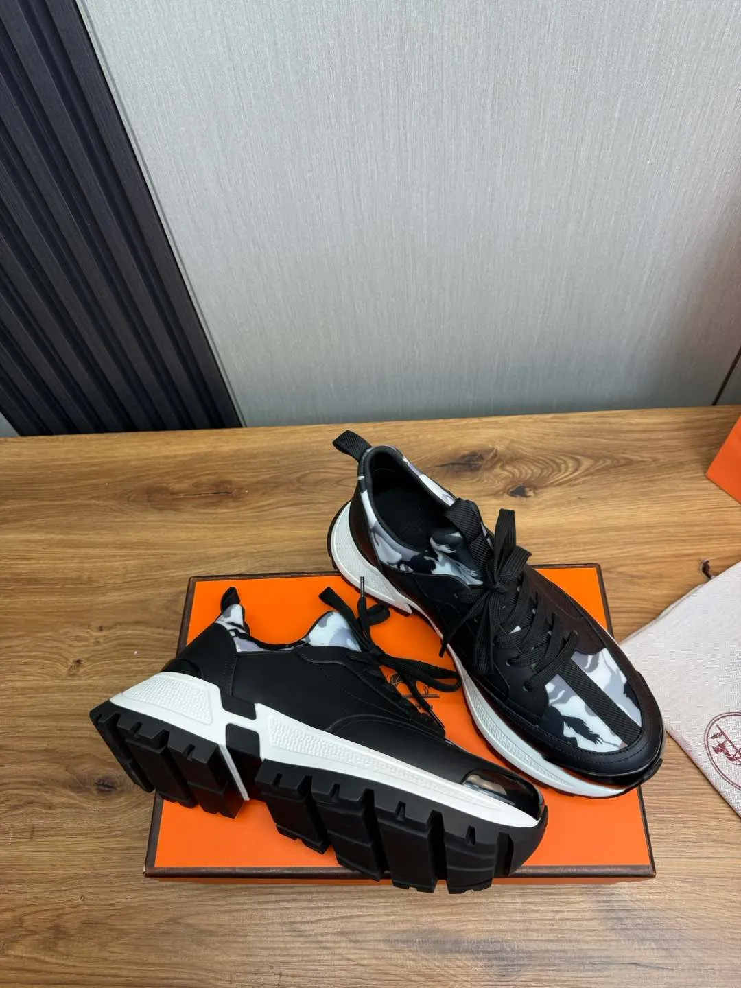 Men's men's shoes 💰780💰 HERMES/Hermès ** men's sports shoes The uppers are made of printed high-tech jersey fabric and calfskin sports shoes. The oversized sole features a geometric pattern and signature "H" detailing for an outdoor style. Black rubber sole, white rubber midsole, black and orange rubber inserts, tundra green lambskin insole, black high-tech canvas lining! Size: 39-40-41-42-43-44 (customized in 38.45)